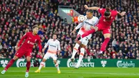 Pemain Liverpool Darwin Nunez mencetak gol ke gawang West Ham United pada pertandingan sepak bola Liga Inggris di Stadion Anfield, Liverpool, Inggris, 19 Oktober 2022. Liverpool mengalahkan West Ham United dengan skor 1-0. (AP Photo/Jon Super)
