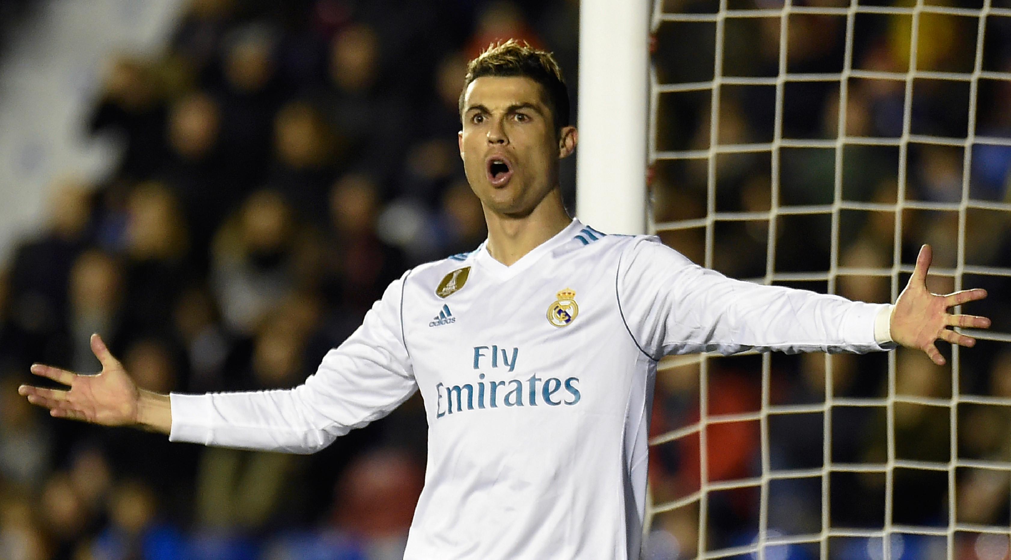 Ekspresi striker Real Madrid Cristiano Ronaldo saat melakukan protes dalam pertandingan Liga Spanyol melawan Levante di stadion Ciutat de Valencia di Valencia (3/2). Real Madrid hanya bermain imbang 2-2 melawan Levante. (AFP Photo/Jose Jordan)
