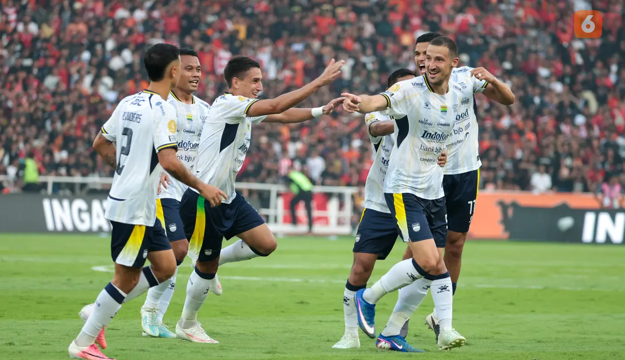 Pesepak bola Persib Bandung Balsa Sekulic merayakan gol ke gawang Persija Jakarta pada pertandingan BRI Super League 2026/2027 di Stadion Utama Gelora Bung Karno (SUGBK), Jakarta, Sabtu (12/9/2026). Gol Balsa Sekulic pada menit ke-82 memperkecil ketertinggalan Persib menjadi 1-2. (KLY/Budy Santoso)