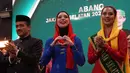 Pada momen penobatan, Isabel mengenakan kebaya khas Betawi berwarna biru pekat yang begitu anggun. Ia memadukannya dengan bros silver yang menjadi aksen elegan pada bagian dada.