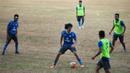 Ryuji Utomo mengontrol bola latihan bersama Munial Sports Group di Stadion Lebak Bulus, Jakarta. Ryuji sempat berfikir untuk melanjutkan kuliah karena konflik sepakbola nasional yang tak kunjung reda. (Bola.com/Vitalis Yogi Trisna)