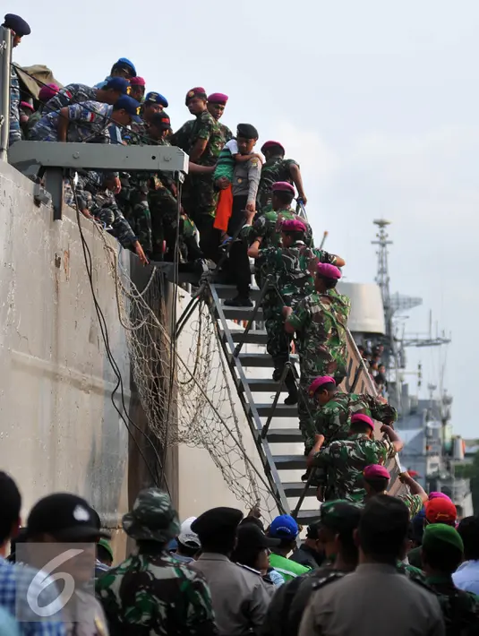 Anggota TNI membantu warga eks Gafatar menuruni tangga kapal saat tiba di Pelabuhan Tanjung Priok, Jakarta, Kamis (28/1/2016). Sebanyak 824 warga eks Gafatar dipulangkan dari Kalimantan untuk dikembalikan ke daerah asal. (Liputan6.com/Gempur M Surya)