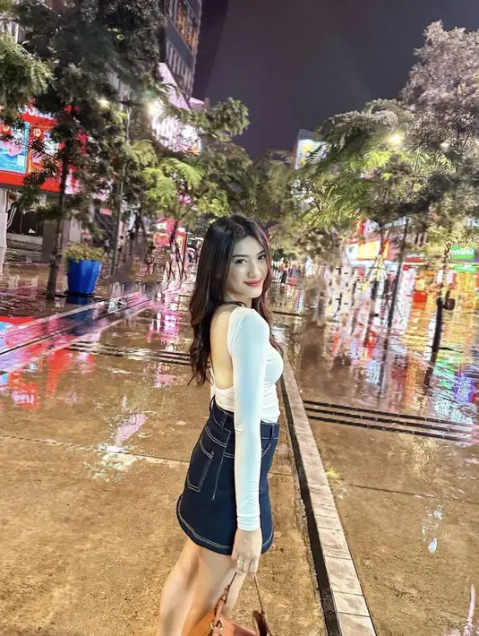 Paduan skort hadirkan pesona yang menawan. Ia tampak mengenakan skort denim yang hadirkan kesan kasual. [Foto: Instagram/ Anissa Aziza]