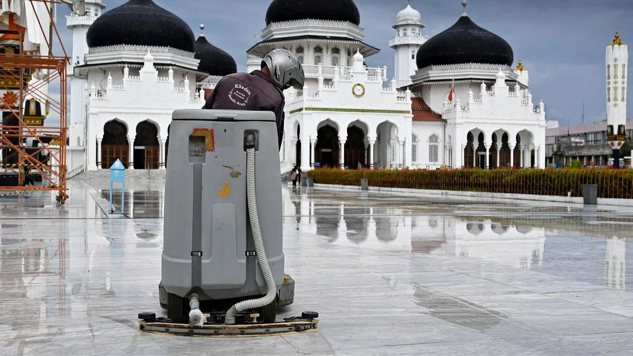 FOTO: Masjid Raya Baiturrahman Bersiap Sambut Tarawih Perdana Ramadan 1447 Hijriah
