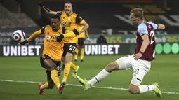 Gelandang West Ham United, Tomas Soucek (kanan) berusaha mencetak gol ke gawang Wolverhampton Wanderers dalam laga Liga Inggris pekan ke-30 di Molineux Stadium, Selasa (6/4/2021) dini hari WIB. West Ham menang 3-2 saat berlaga di kandang Wolverhampton. (Nick Potts/ Pool via AP)