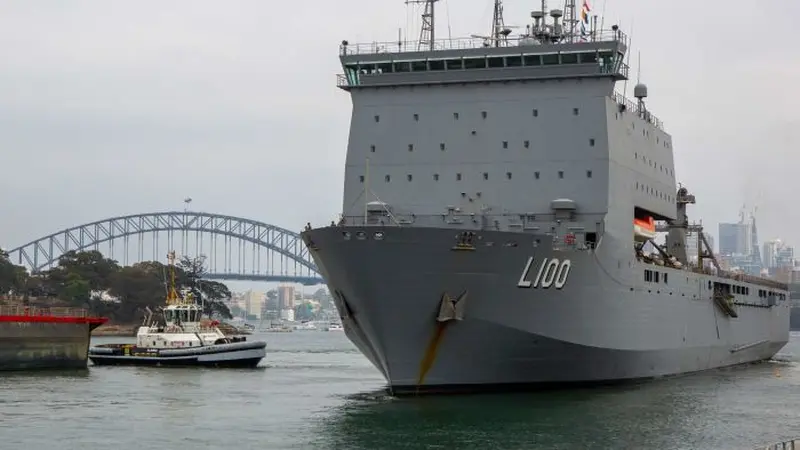 HMAS Choules ketika meninggalkan Sydney untuk membantu proses evakuasi di wilayah negara bagian Victoria.