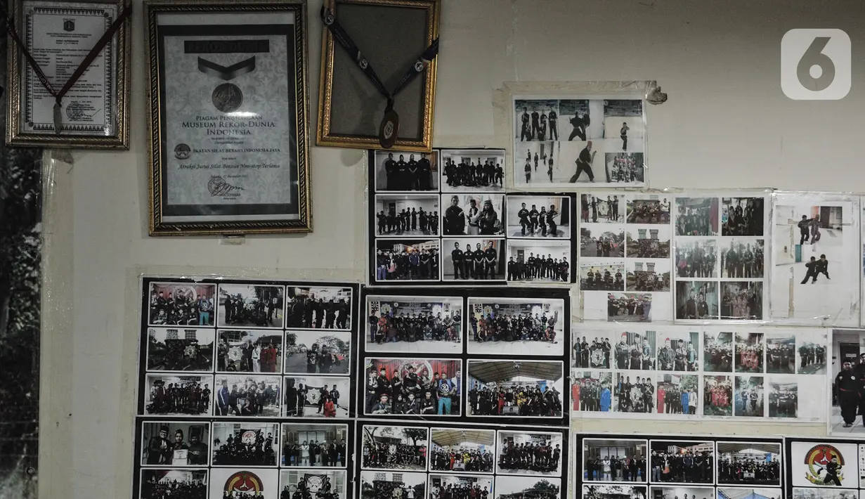 Sejumlah penghargaan dan foto dokumentasi Perguruan Silat Chingkrik Betawi Rusunawa saat mengikuti kejuaraan terpajang di dinding tempat latihan. (merdeka.com/Iqbal S Nugroho)