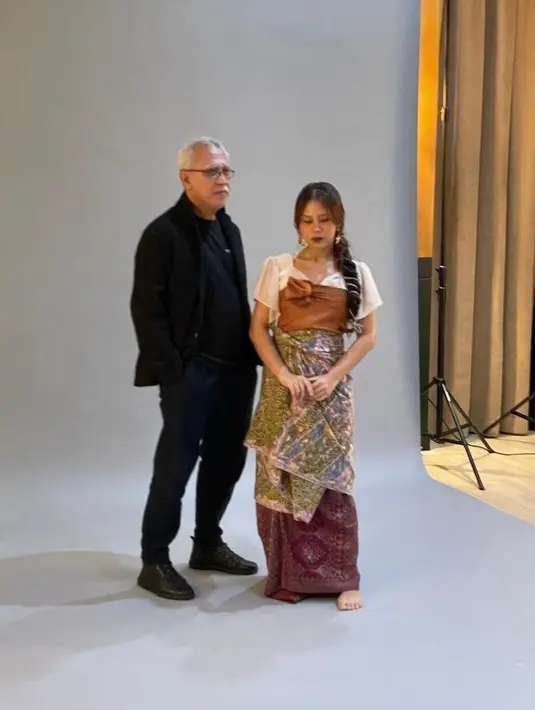 Bukan hanya baju, kain batik juga bisa kita kreasikan berlapis-lapis. Padukan kain songket dan batik sebagai bawahan untuk tampilan yang unik namun tetap anggun. (Instagram/cakecaine).