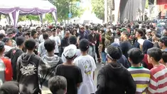 Diduga saling senggol, konser band indie yang digelar dihari ulang tahun Kabupaten Tangerang, Rabu sore, berlangsung ricuh.