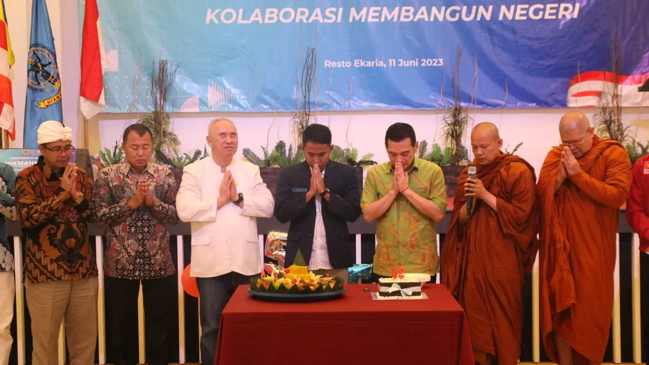 Ketua Umum Pengurus Pusat Himpunan Mahasiswa Buddhis Indonesia (PP Hikmahbudhi) Wiryawan berpesan, para mahasiswa agar terus mempersiapkan diri menghadapi tantangan ke depan. Salah satunya Pemilu 2024 yang rawan dipecah belah oleh kelompok-kelompok yang t
