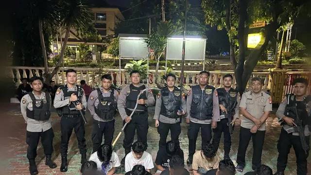 Polisi membekuk sembilan orang remaja yang diduga hendak melakukan tawuran di Jalan Tomang Raya, Grogol Petamburan, Jakarta Barat pada Minggu (10/3/2024).