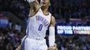 Pebasket Oklahoma City Thunder, Russell Westbrook, memasukkan bola saat melawan Utah Jazz pada laga NBA di Chesapeake Energy Arena, Rabu (6/12/2017). Thunder menang 100-94 atas Jazz. (AP/Sue Ogrocki)