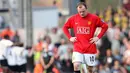 Manchester United&#039;s Wayne Rooney dejected as Fulham players celebrate their second goal during Premier League match between Fulham and Manchester United at Craven Cottage, on March 21, 2009. AFP PHOTO/Chris Ratcliffe