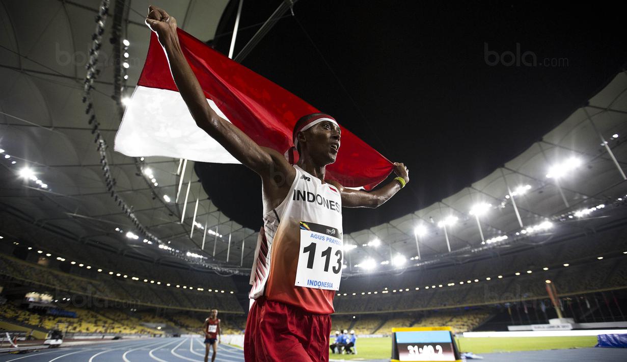 Pelari Indonesia, Agus Prayogo, meraih medali emas SEA Games cabang atletik nomor 10.000 meter di Stadion Bukit Jalil, Kuala Lumpur, Jumat (25/8/2017). Agus menorehkan waktu 30 menit 22,26 detik. (Bola.com/Vitalis Yogi Trisna)