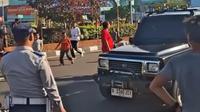 Sejumlah&nbsp;warga mendekati mobil yang memasuki jalur CFD di Jalan Raya Margonda, Depok. (Istimewa)