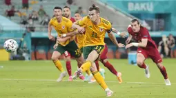 Tendangan penalti ngawur Bale itu lantas menjadi bahan olok-olok netizen di dunia maya. (AP/Darko Vojinovic, Pool)