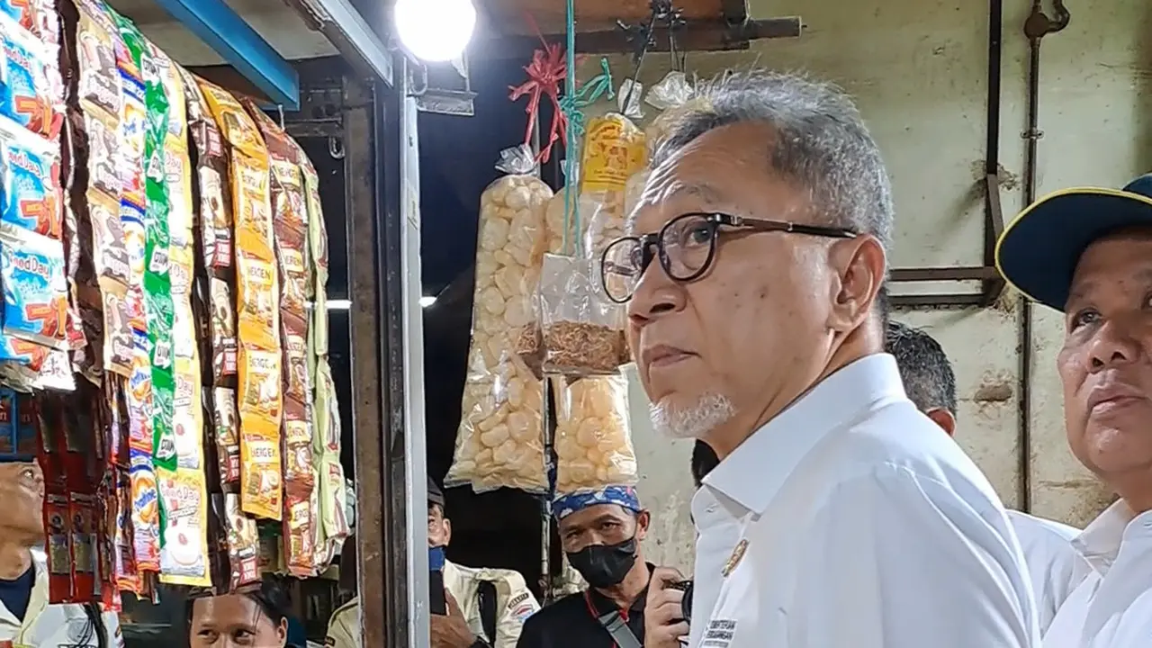 Menteri Perdagangan (Mendag) Zulkifli Hasan meninjau Pasar Klender, Jakarta Timur, Senin (26/2/2024). (Merdeka.com/Ayu)