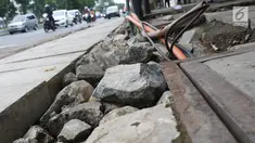 Kondisi bekas galian gorong-gorong di Jalan Hayam Wuruk, Jakarta, Rabu (20/2). Tidak maksimalnya perbaikan pascapembongkaran gorong-gorong menyebabkan trotoar di kawasan tersebut rusak dan dipenuhi kerikil serta batu. (Liputan6.com/Immanuel Antonius)