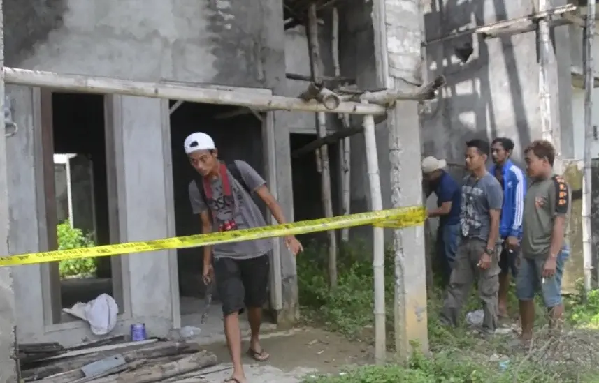 Setelah diembak, Suharto dengan membawa sabitnya bersembunyi di rumah kosong (foto: Liputan6.com/felek wahyu)