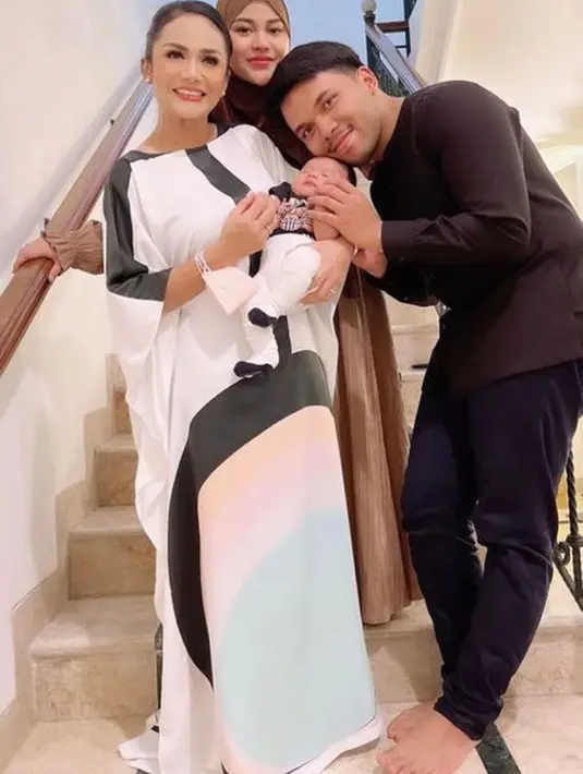 Krisdayanti melengkapi penampilannya dengan pulasan makeup nuansa nude, dengan rambut diikat ke belakang, dan dilengkapi aksesori berupa anting mutiara warna putih. (Instagram/krisdayantilemos).