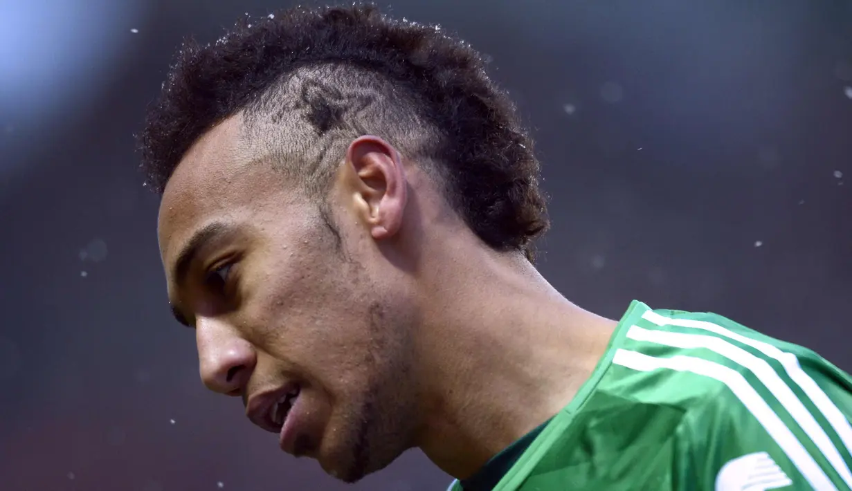 Gaya rambut Pierre-Emerick Aubameyang saat bertanding melawan Montpellier di Geoffroy Guichard di Saint-Etienne, Prancis pada 9 Februari 2013. (AFP Photo/Philippe Desmazes)