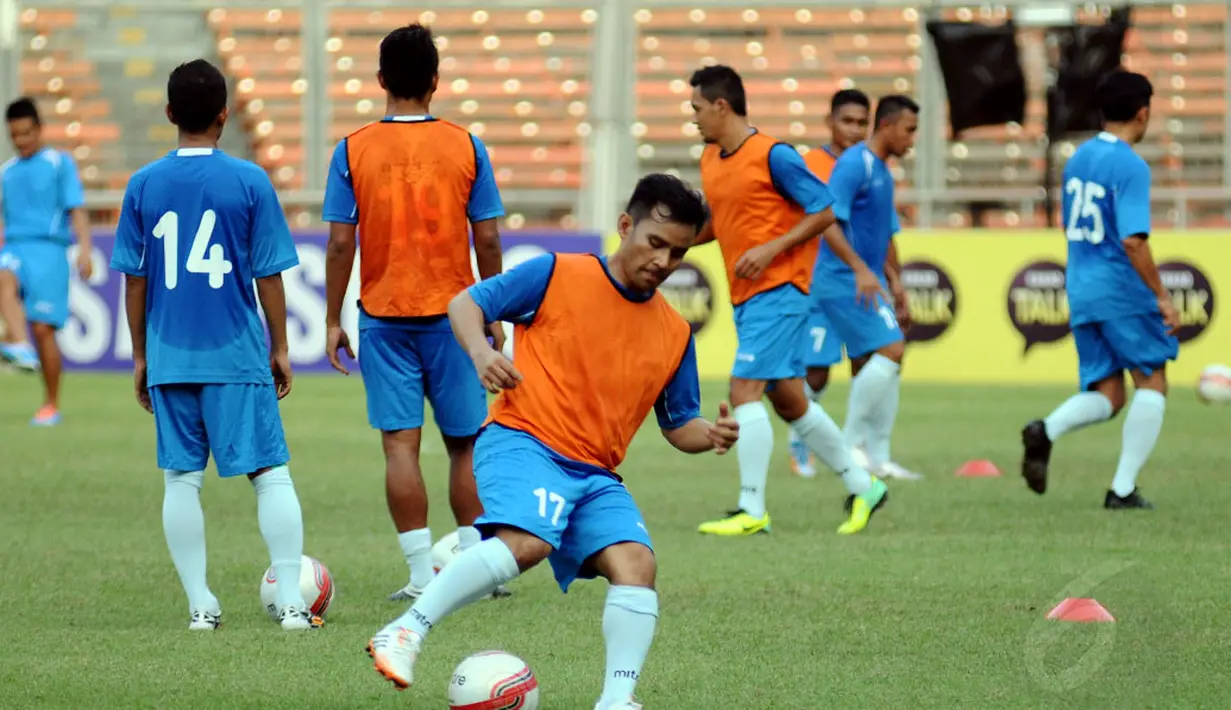 Aktor dan penyanyi, Judika, terlihat serius mengasah kemampuan memainkan si kulit bundar saat berlatih bersama tim Indonesia All Star di stadion GBK Jakarta, (1/6/2014). (Liputan6.com/Helmi Fithriansyah)