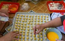 FOTO: Kebanjiran Pesanan untuk Idulfitri, Industri Rumahan di Ciganjur Ini Sampai Rekrut Ratusan Ibu-Ibu Bikin Kue Lebaran