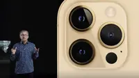 Wakil Presiden Senior Pemasaran iPhone Dunia Greg “Joz” Joswiak memperkenalkan iPhone 12 Pro saat acara Apple di Apple Park, Cupertino, California, Amerika Serikat, 13 Oktober 2020. Apple meluncurkan seri iPhone 12 yang mendukung teknologi seluler 5G. (Apple Inc./AFP)