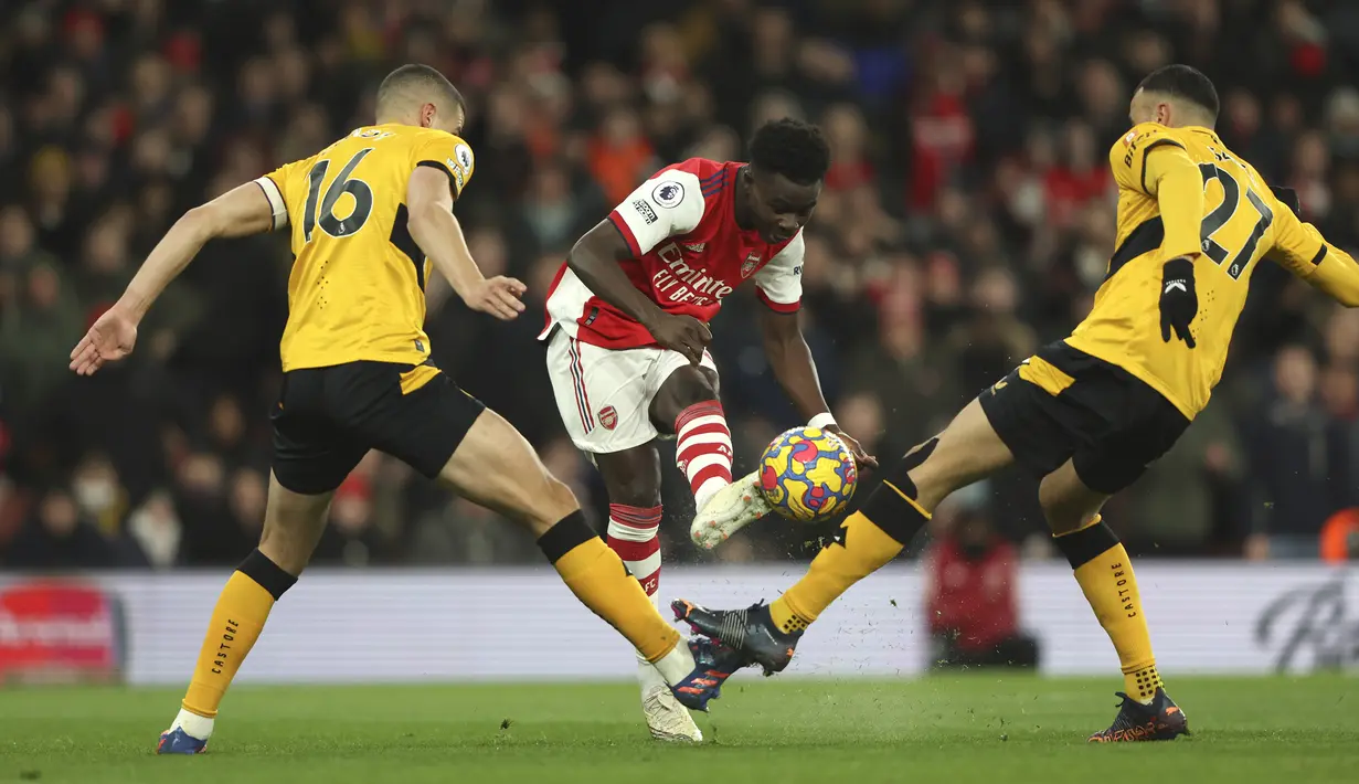 Hingga sepuluh menit jelang babak pertama usai, Arsenal masih kesulitan menciptakan peluang di depan gawang Wolverhampton. Bukayo Saka dan kawan-kawan lebih sering mengancam lewat sepakan-sepakan jarak jauh. (AP/Ian Walton)