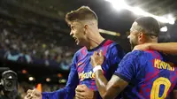 Bek Barcelona, Gerard Pique merayakan golnya ke gawang Dinamo Kiev pada lanjutan Liga Champions 2021/2022, Kamis (21/10/2021) dini hari WIB. (AP Photo/Joan Monfort)