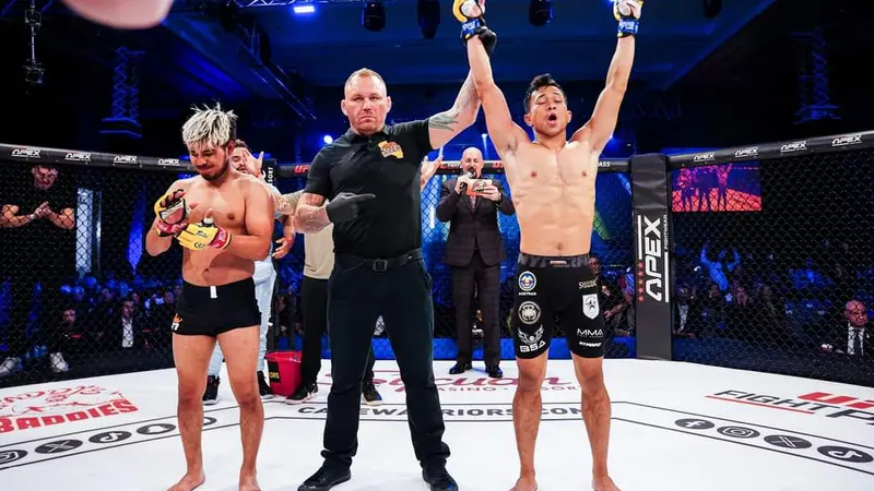 Petarung MMA Indonesia Ronal Siahaan saat menang di Cage Warriors 165