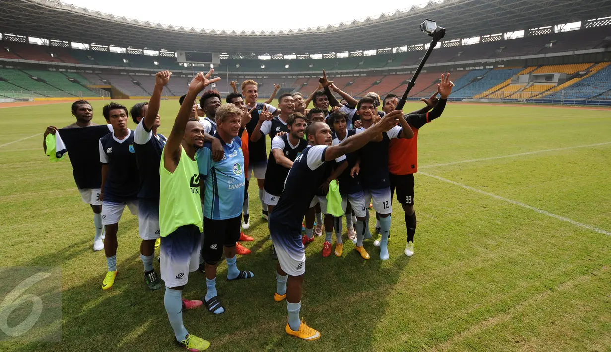 Pemain Persela melakukan latihan uji lapangan jelang melawan Persija di Stadion GBK Jakarta, Kamis (12/5/2016). Persija menjamu Persela pada lanjutan Torabika Soccer Championship presented by IM3 Ooredoo, Jumat (13/5). (Liputan6.com/Helmi Fithriansyah)