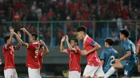 Sejumlah pemain Timnas Indonesia U-19 merayakan gol ke gawang Timnas Brunai Darussalam U-19 dalam pertandingan Grup A Piala AFF U-19 2022 yang digelar di Stadion Patriot Candrabhaga, Bekasi, Senin (4/7/2022). (Bola.com/M Iqbal Ichsan)