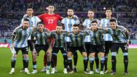 Timnas Argentina berfoto sebelum dimulainya laga babak 16 besar Piala Dunia 2022 menghadapi Timnas Australia di Ahmad Bin Ali Stadium, Doha, Qatar, Minggu (4/12/2022) dini hari WIB. (AP/Petr David Josek)