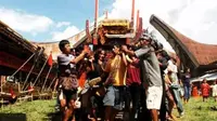 Bagi kamu yang senang berpetualangan dan menguji adrenalin, mungkin Tana Toraja dapat kamu jadikan destinasi liburan.