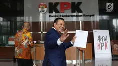 Pengacara Otto Hasibuan menyapa awak media saat tiba di gedung KPK, Jakarta, Jumat (8/12). Kedatangan Otto ke KPK untuk memberikan surat keterangan pengunduran dirinya sebagai kuasa hukum Setya Novanto. (Liputan6.com/Angga Yuniar)