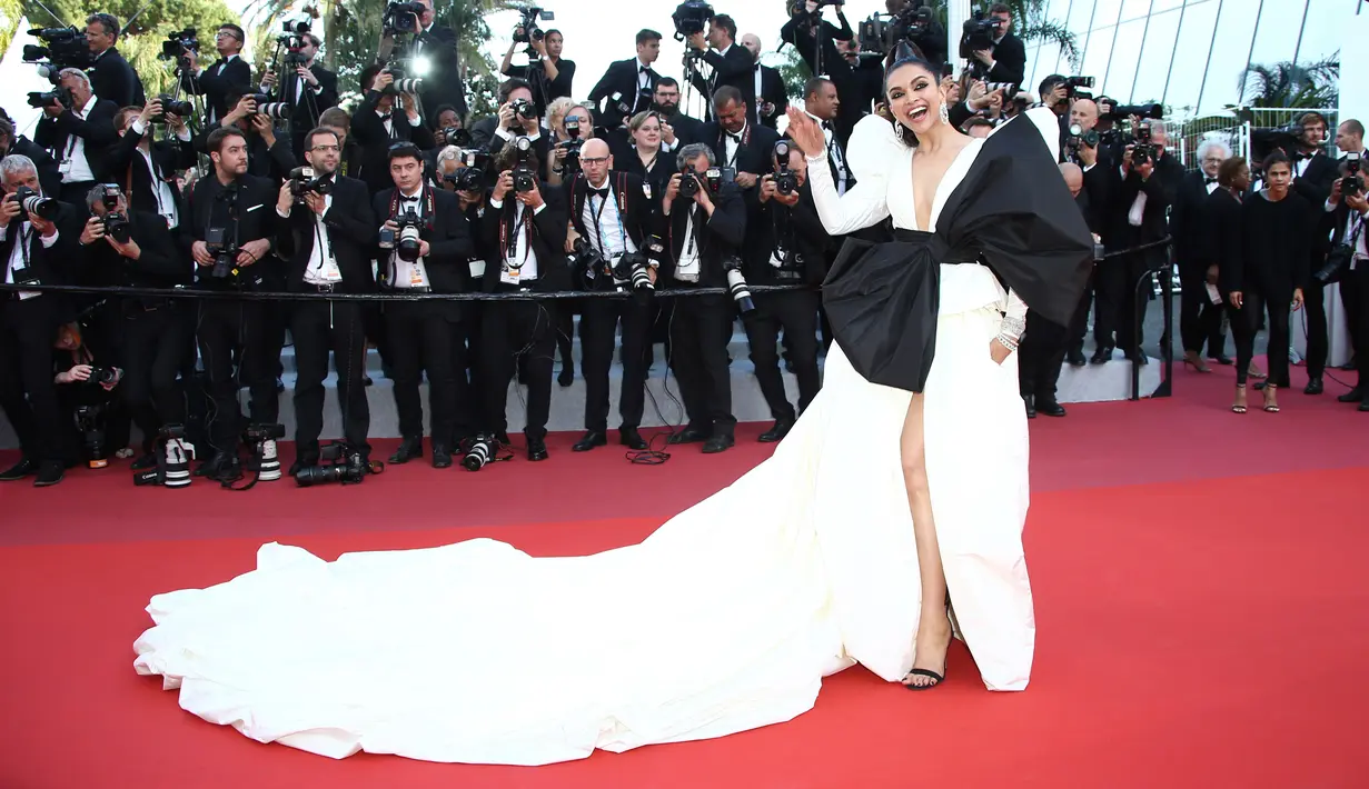 Aktris Bollywood, Deepika Padukone berpose ketika tiba untuk pemutaran film "Rocketman" di karpet merah Festival Film Cannes 2019 di Prancis pada Kamis (16/5/2019). Gaun rancangan desainer Peter Dundas ini memiliki belahan tinggi pada bagian bawah dan dada. (Joel C Ryan/Invision/AP)