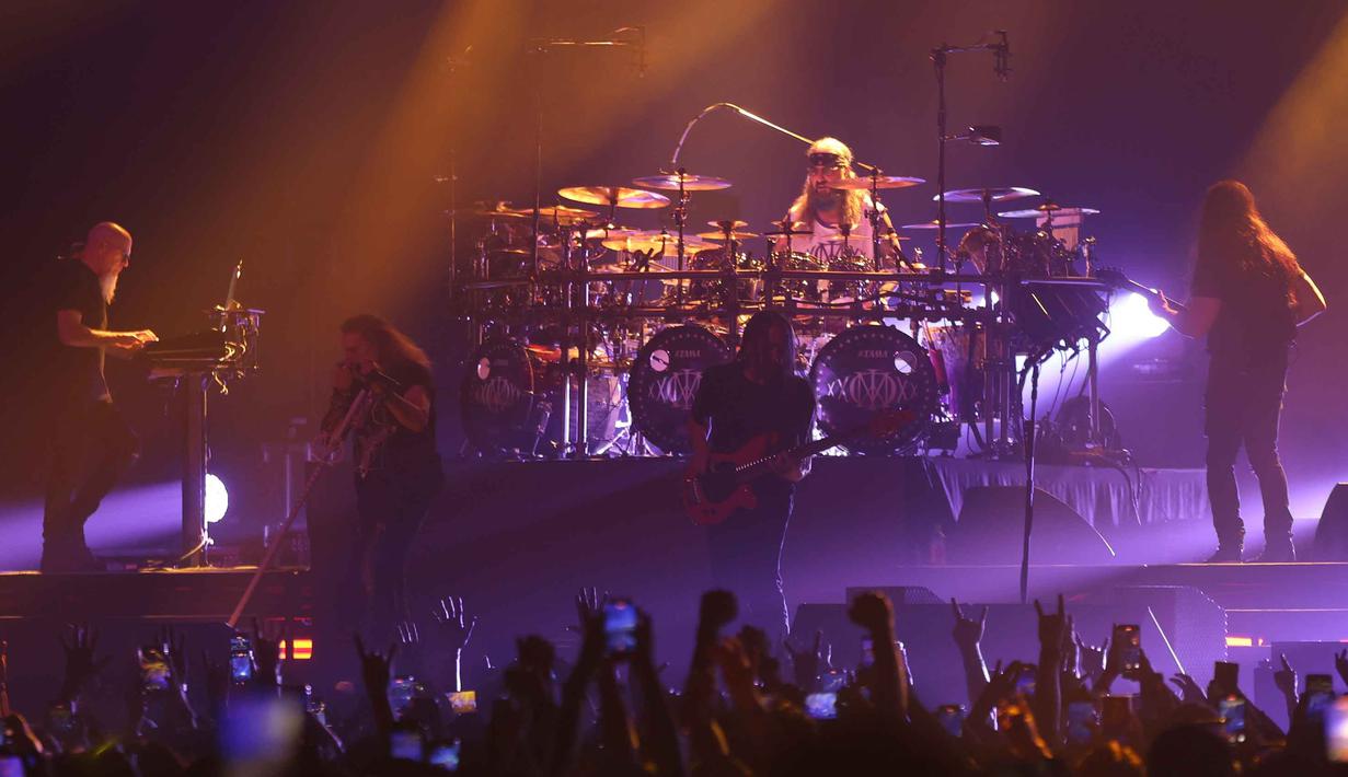 Grup band metal legendaris, Dream Theater saat tampil pada Konser "An Evening With Dream Theater - 40th Anniversary Tour" di Beach City International Stadium, Jakarta, Sabtu 7 Februari 2026. (Kapanlagi.com/Budy Santoso)