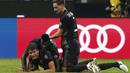 Gelandang AC Milan, Manuel Locatelli (kiri) melakukan selebrasi bersama rekan-rekannya usai mencetak gol kegawang Sassuolo pada lanjutan liga Italia di San Siro, Milan (3/10). AC Milan menang atas Sassuolo dengan skor 4-3. (AFP Photo/Marco Bertorello)