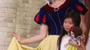 Karakter Disney Princess, Putri Salju atau Snow White foto bersama anak-anak saat tampil dalam "Dream Big, Princess" di Lippo Mall Puri, Jakarta, Kamis (5/7). (Liputan6.com/Arya Manggala)