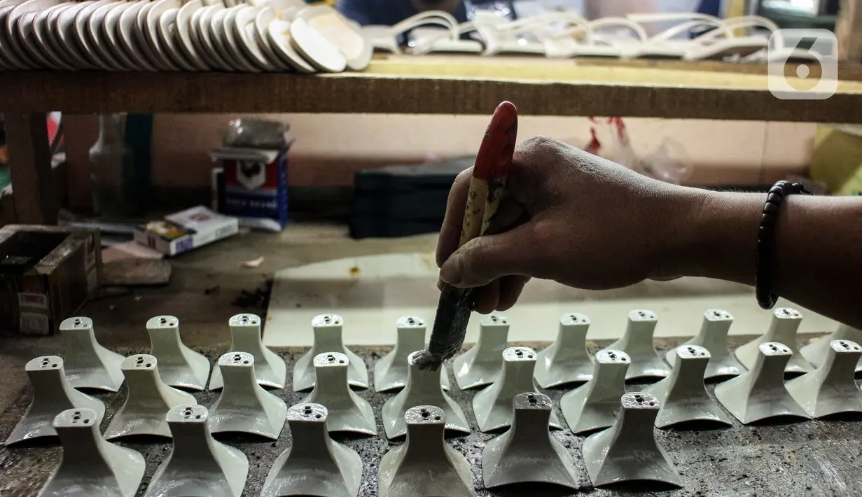 Pekerja menyelesaikan proses produksi sepatu di Sentra Alas Kaki OB Shoes, Depok, Selasa (1/3/2022). Berdasarkan data Asosiasi Persepatuan Indonesia (Aprisindo), industri alas kaki mencatatkan nilai ekspor sebesar Rp 87,4 triliun sepanjang 2021 atau naik mencapai 28 persen (Liputan6.com/Johan Tallo)