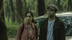 Jumat (22/7/2022) siang, Ghost Writer 2 trending di mesin pencarian Google. Inilah sekuel Ghost Writer versi 2019 yang mencetak box office bersama 1 jutaan penonton. Karya sineas Muhadkly Acho yang tayang di bioskop mulai Kamis (21/7/2022) ini mempertahankan para bintang aslinya seperti Deva Mahenra, Tatjana Saphira, dan Endy Arfian. (Foto: Dok. Starvision Plus)