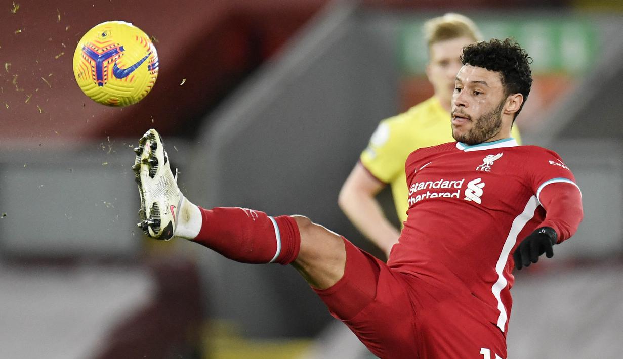 Alex Oxlade-Chamberlain - Gelandang Liverpool ini berada di Anfield sejak musim panas 2017 usai menghabiskan enam musim di Arsenal. Pemain berusia 28 tahun itu ditebus The Reds sebesar 38 juta euro dari The Gunners. (AFP/Power Powell/Pool)
