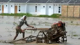 Petani membajak sawah di kawasan Sarakan, Sepatan, Tangerang, Banten, Rabu (25/4). Sejumlah petani gelisah dengan perkembangan perumahan yang terus menggerogoti lahan persawahan terutama kawasan Sepatan ditetapkan Pemda setempat sebagai kawasan pekembangan perumahan di Tangerang. (Antara)