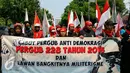 Ratusan massa saat mengelar aksi penyampaian pendapat menolak peraturan gubernur (pergub) 228 tahun 2015 di depan balai kota Jakarta, Senin (9/11/2015). Massa menilai Pergub tersebut melawan demokrasi dan melanggar HAM. (Liputan6.com/Yoppy Renato)