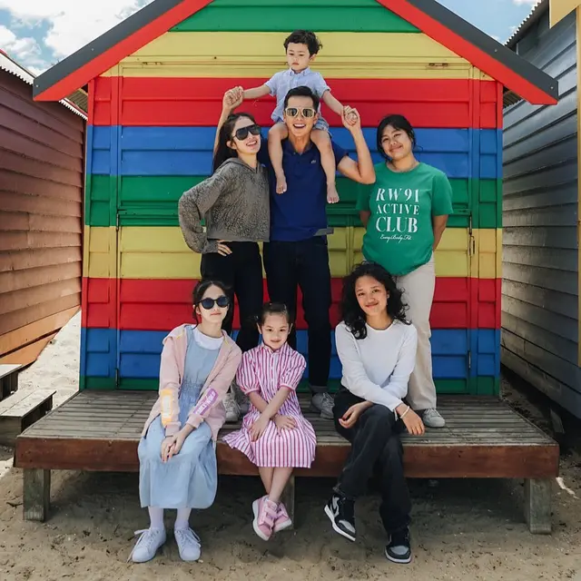 Ussy Sulistiawaty bersama keluarganya (Instagram/ussypratama)