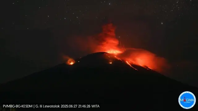 Gunung Ili Lewotolok di kabupaten Lembata, NTT kembali erupsi Jumat 27 Juni 2025 pukul 21:46 WITA. (Foto: Istimewa)