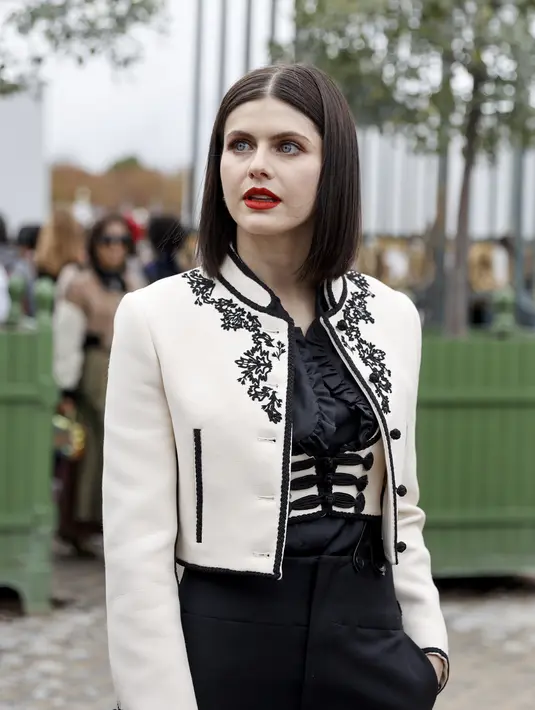 Alexandra Daddario tiba menghadiri acara busana ready-to-wear Spring/Summer 2023 Dior yang dipresentasikan di Paris, Selasa, 27 September 2022. Alexandra Daddario tampil glamor mengenakan celana panjang hitam yang dipadukan dengan kemeja ruffle yang serasi dan rompi bergaya korset krem. (AP Photo/Lewis Joly)