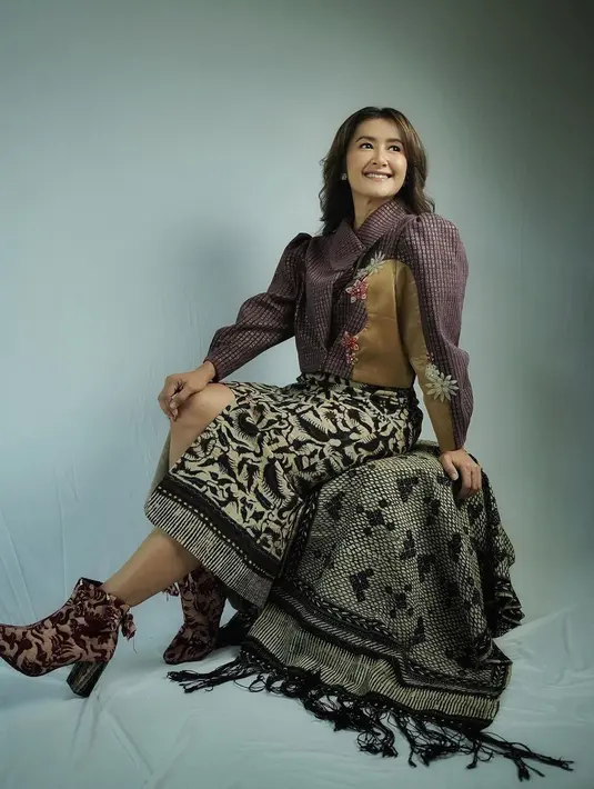 Bergaya kasual trendi, Widi Mulia memanfaatkan cropped shirt dengan midi skirt batik modil slit yang kekinian abis.