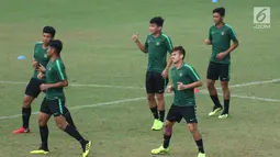 Pemain Timnas Indonesia U-19, Egy Maulana Vikri (tengah) bersama rekannya melakukan pemanasan jelang latihan di Lapangan A GBK Jakarta, Selasa (23/10). Latihan ini persiapan melawan UEA di Grup A Piala AFC U-19 2018. (Liputan6.com/Helmi Fithriansyah)